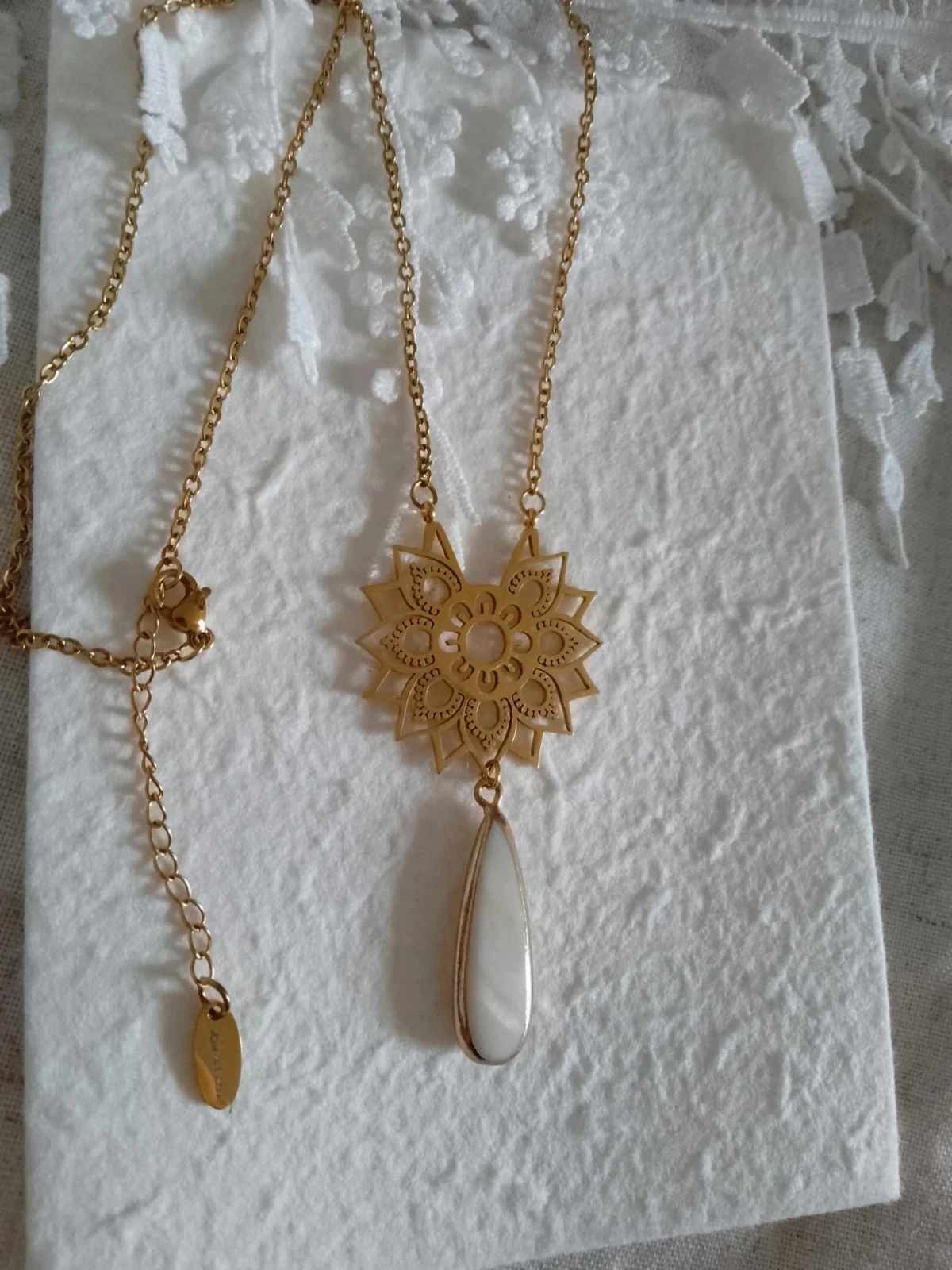 Collier fleur de vie pendentif n'acre blanche